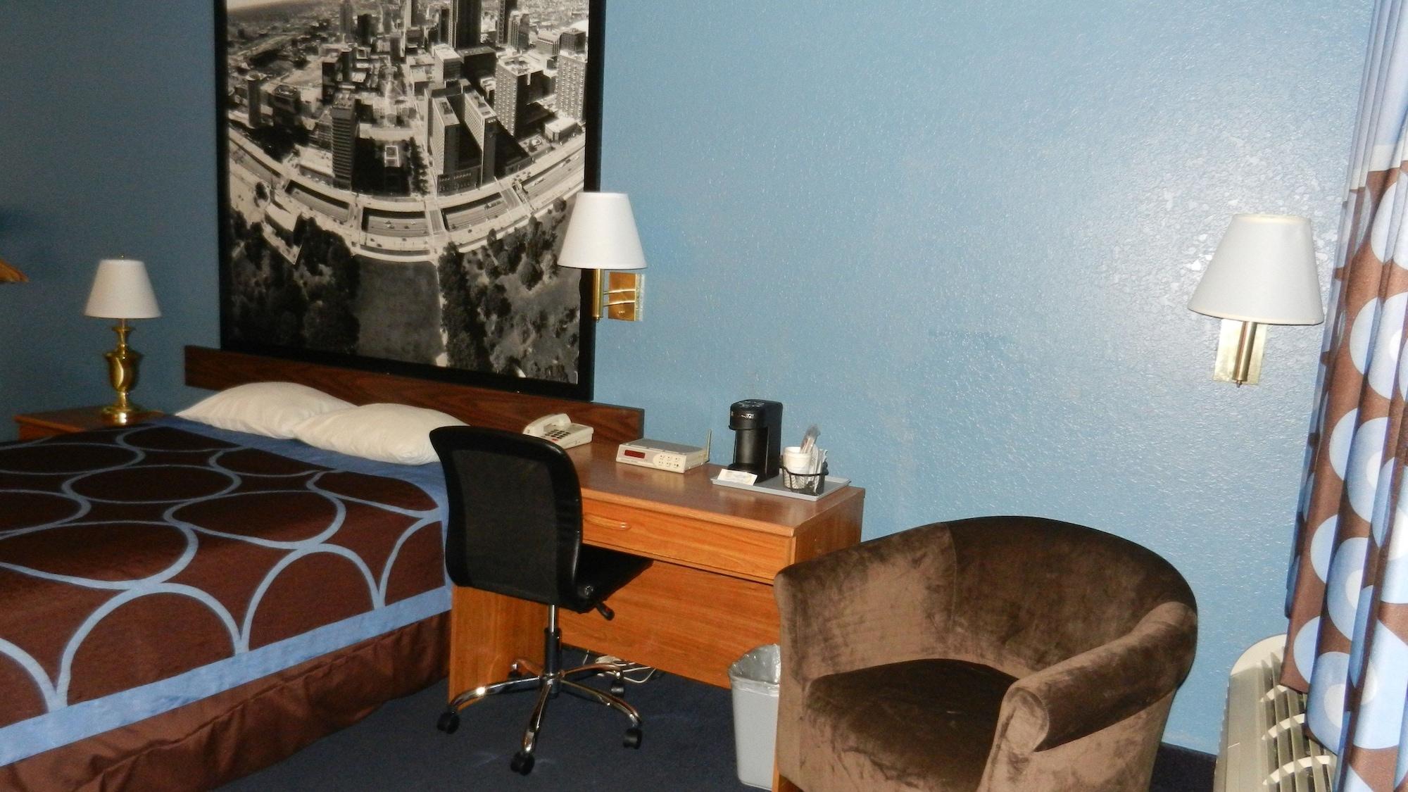 Super 8 By Wyndham Potosi Hotel Екстериор снимка