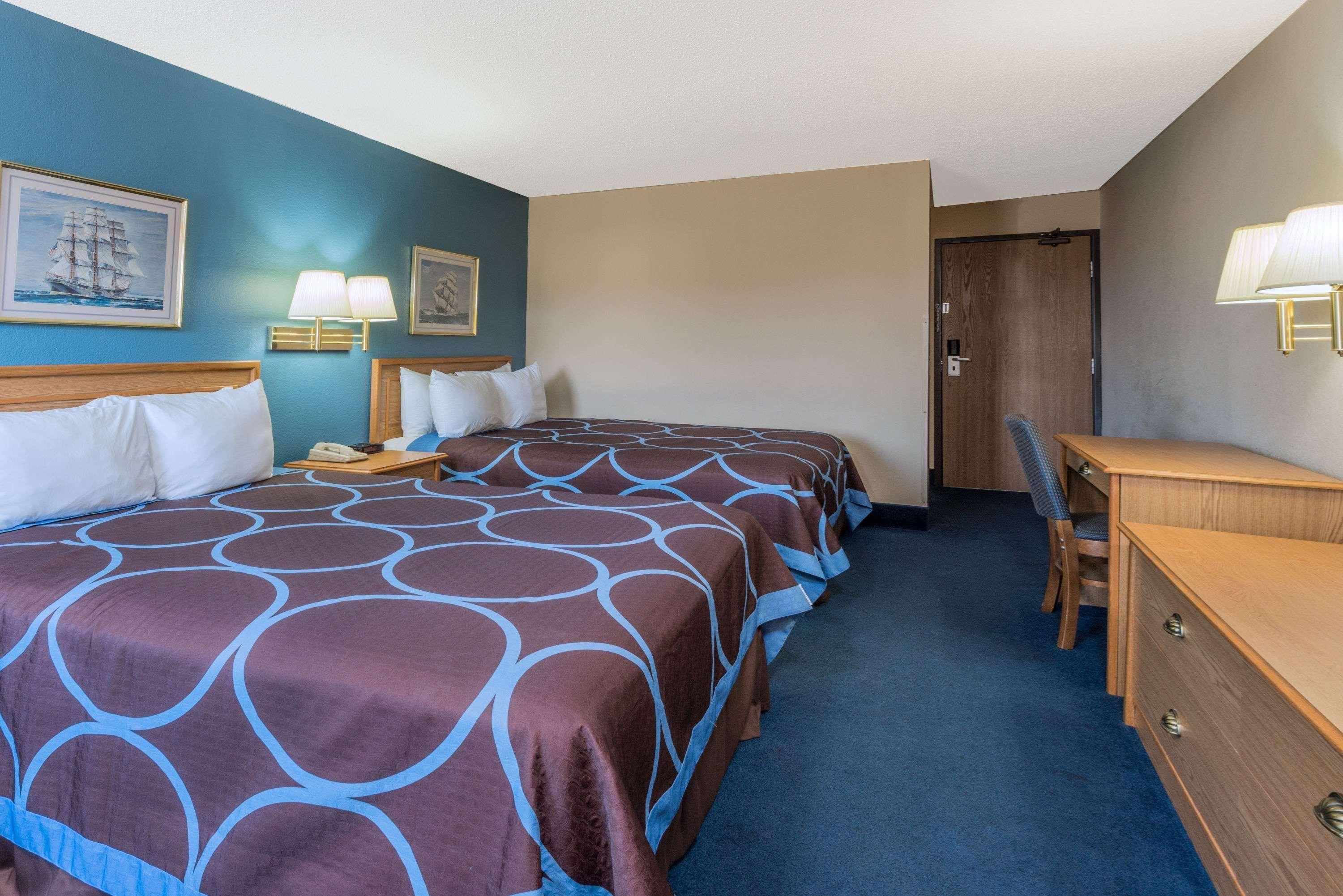 Super 8 By Wyndham Potosi Hotel Екстериор снимка