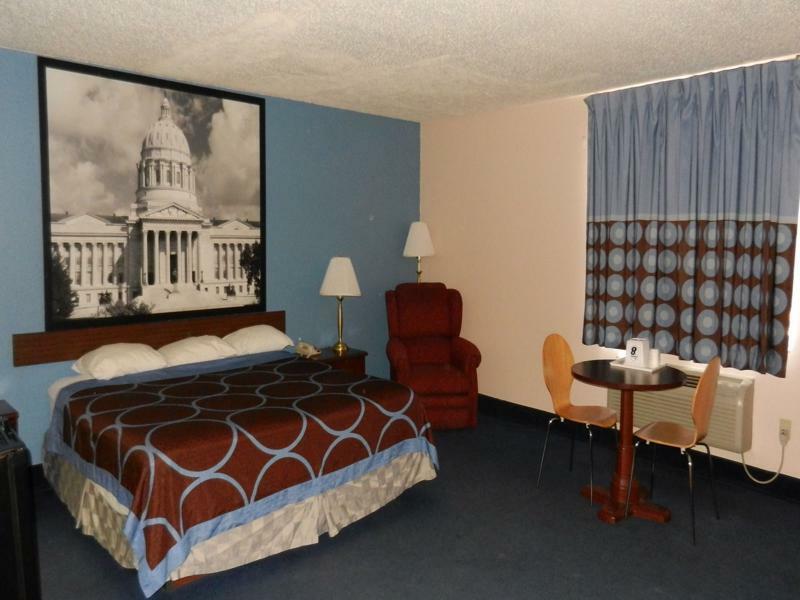 Super 8 By Wyndham Potosi Hotel Екстериор снимка