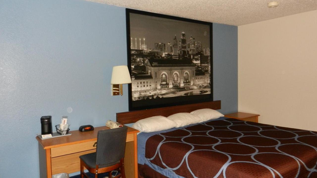 Super 8 By Wyndham Potosi Hotel Екстериор снимка
