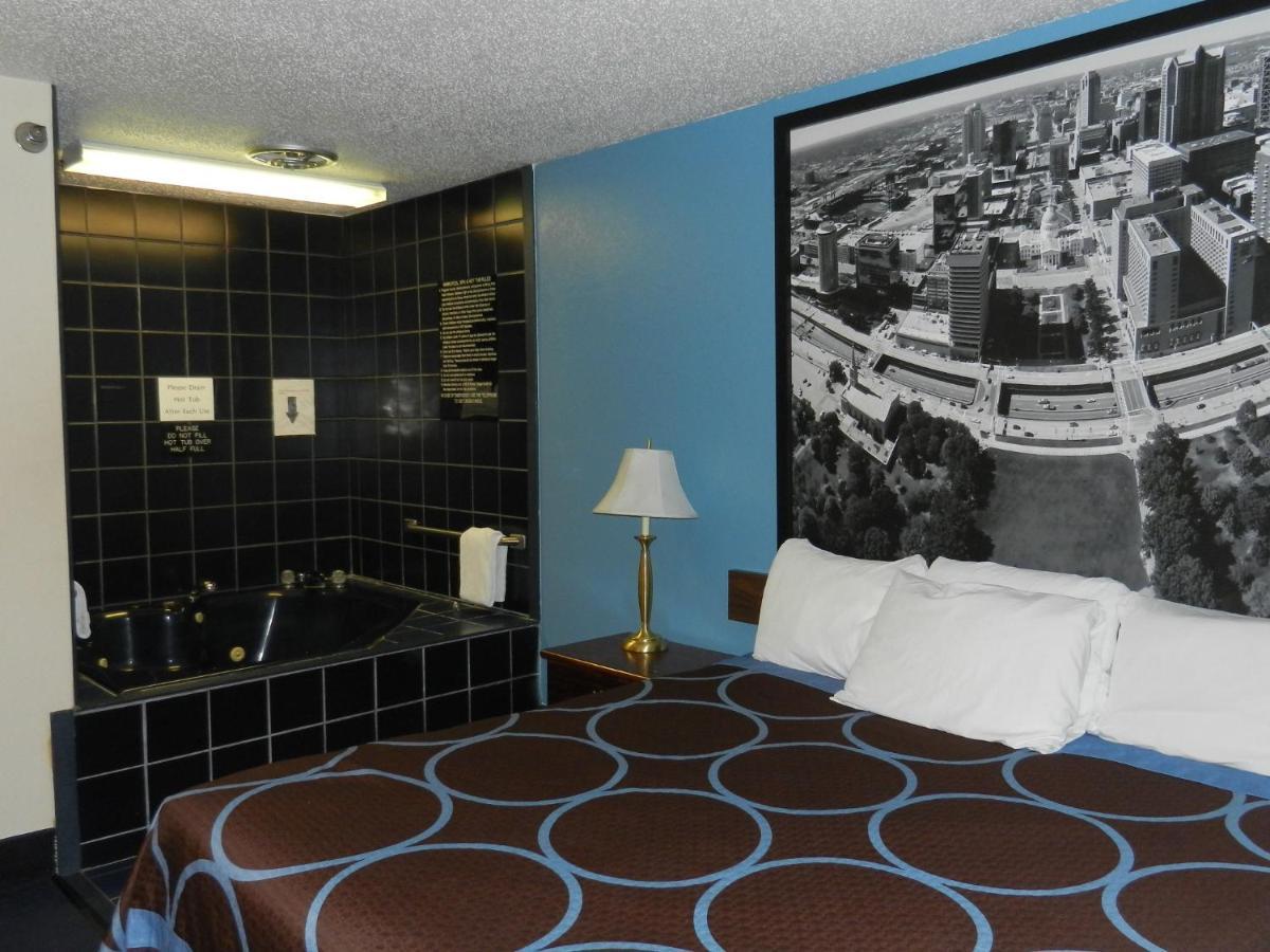 Super 8 By Wyndham Potosi Hotel Екстериор снимка